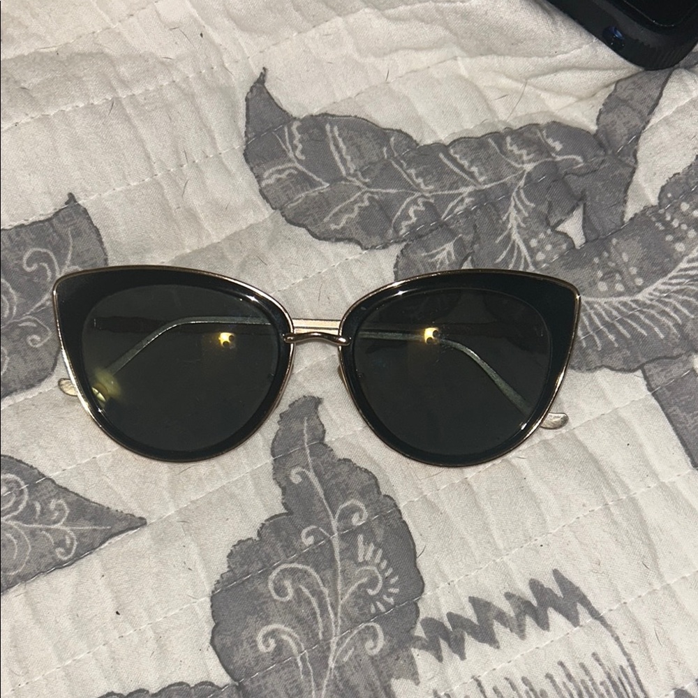 Stylish Black and Gold Sunglasses with Cat-Eye Shape